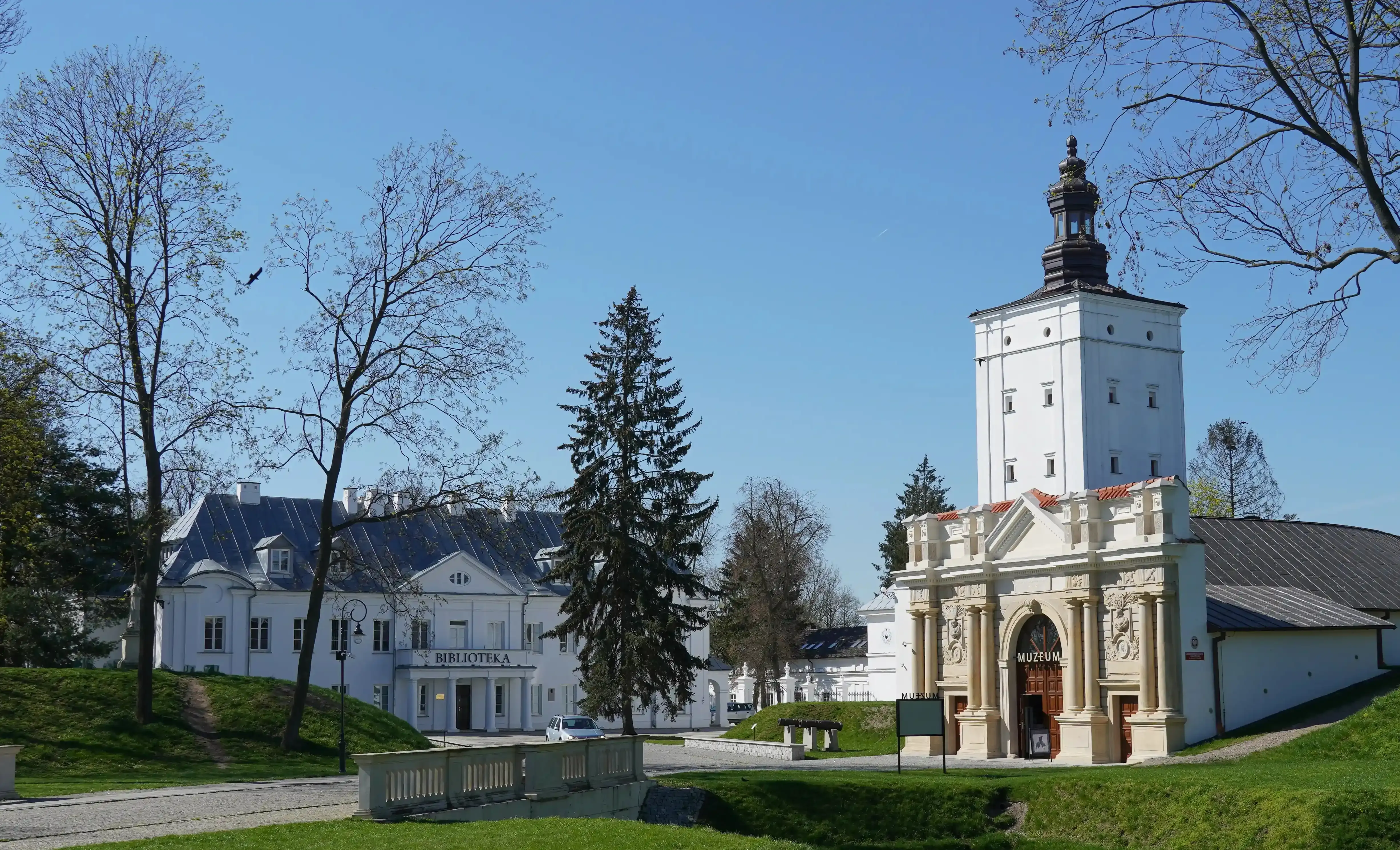 Park w Białej Podlaskiej - mieście, przez które przebiega wiele ważnych szlaków transportowych.