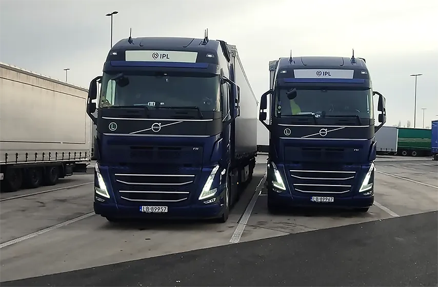 Dwa ciągniki siodłowe Volvo FH z oznaczeniem IPL - flota firmy transportowej IPL Polska