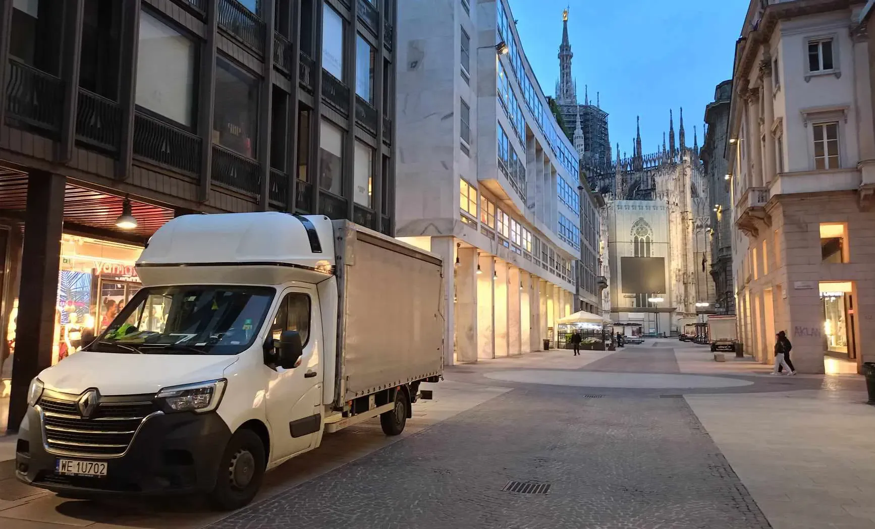 Samochód dostawczy IPL w centrum Mediolanu - transport towarów do Włoch