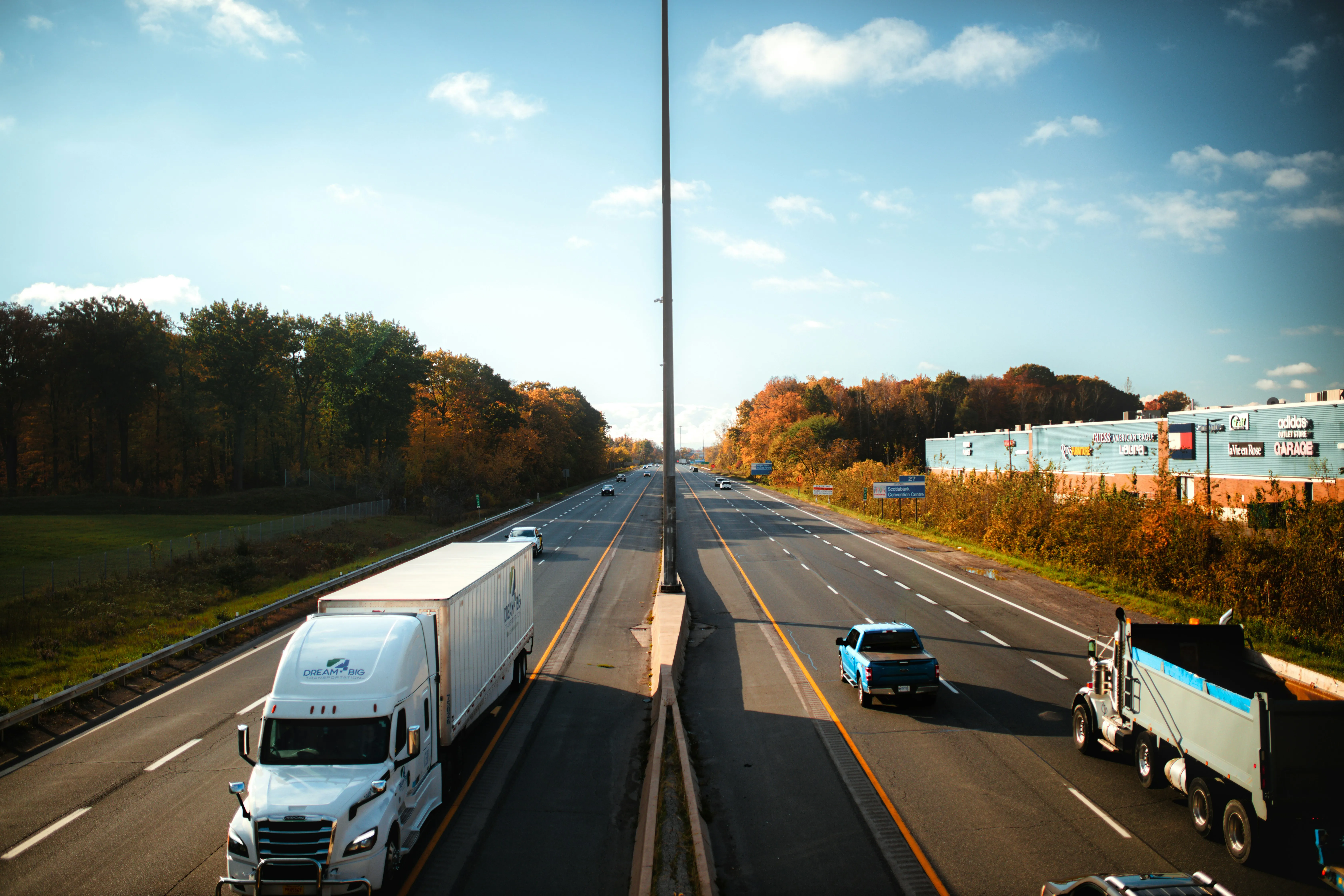 Pojazdy transportowe w trakcie realizacji zleceń ransportowych.